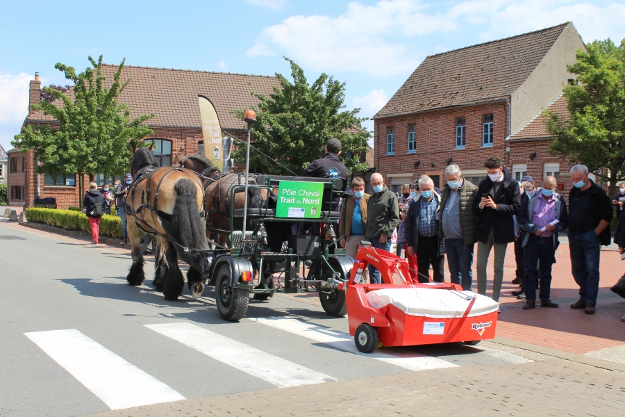 Démonstration de balayage hippomobile à Genech